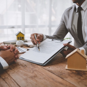 日本の賃貸契約に欠かせない「連帯保証人」と保証会社制度とは？